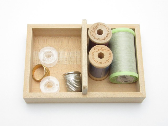 小さめサイズの取手付き裁縫箱(荏油)